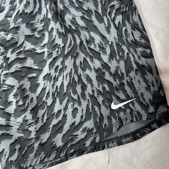 Nike Girls Black/Grey Print Woven High Rise Shorts. Girl’s size Medium. - Picture 2 of 4